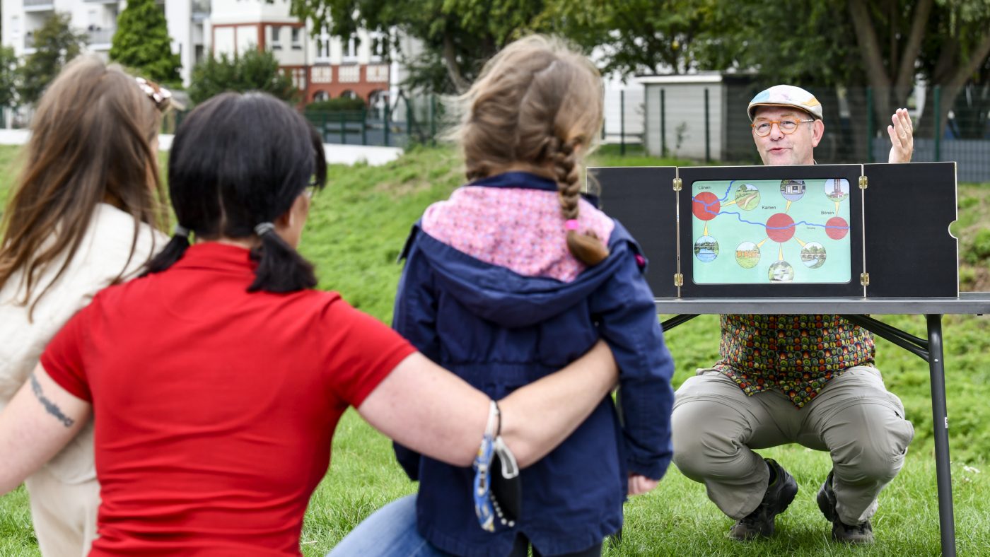 Kinder vor dem Kamishibai-Theater