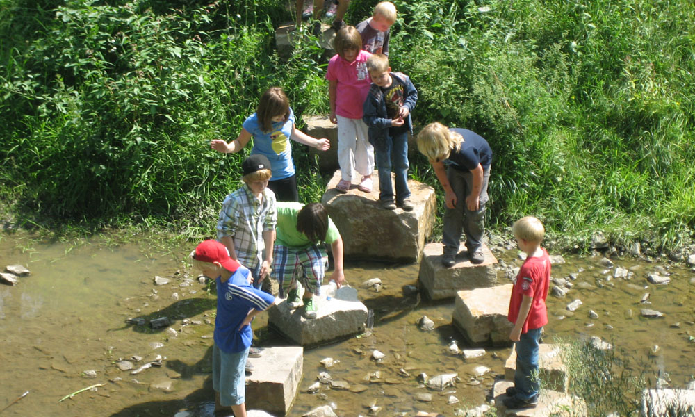 Kinder am Bach